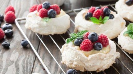 Рецепт дня: десерт "Павлова" с пряными ягодами