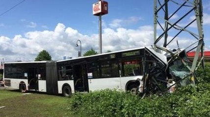 В Германии автобус врезался в высоковольтную опору