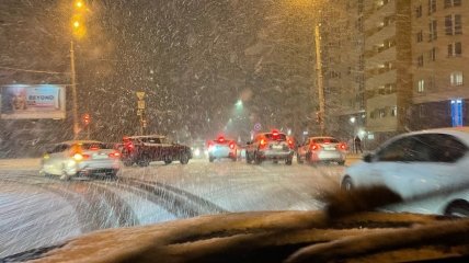 Пока Киев засыпает снегом, водителям приходится стоять в пробках
