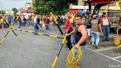 Первые столкновения между армией и оппозицией Венесуэлы: Двое погибших 