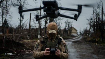 Український військовий з дроном