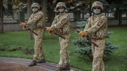 Боевики ко Дню защитника Украины устроили обстрелы и вторжение на Донбассе