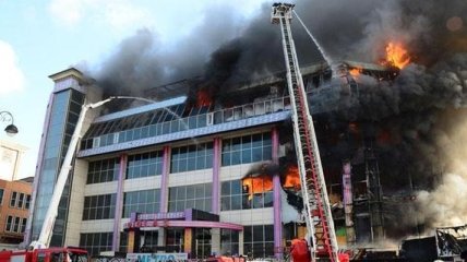 В Баку в торговом центре масштабный пожар 