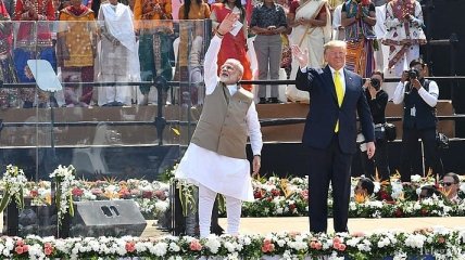 "Намасте": Трампа в Индии встретили песнями и танцами (Видео)