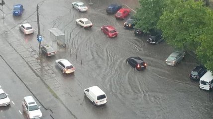 В Одессе прошел сильный ливень: авто "плавают" в воде (Фото, видео)