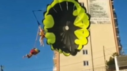 На пляже в РФ парашютисты врезались в электропровода (Видео)