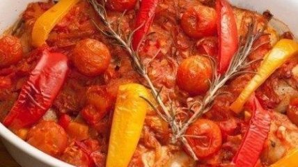 Курица запеченная с овощами