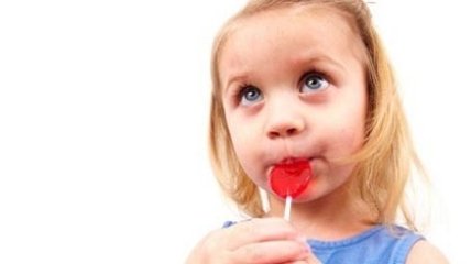 Опасное увлечение: дети стали есть конфеты носом