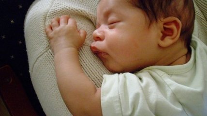 Младенцы реагируют на голос даже во сне