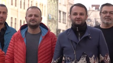 Львовские рестораторы сняли штаны в знак протеста против карантина выходного дня