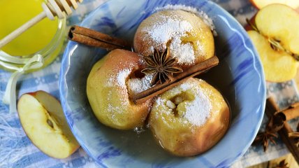 Печені яблука в духовці (відео)