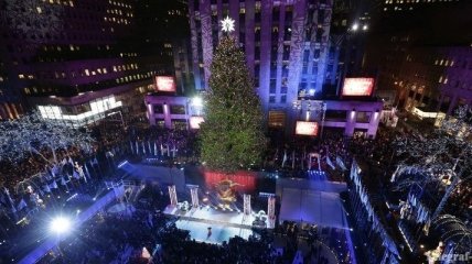 В центре Нью-Йорка зажглась главная рождественская елка США