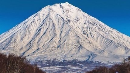 Самый высокий вулкан Евразии выбросил столб пепла на высоту 7 км