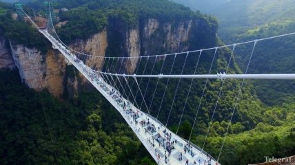 В Китае открыли самый длинный стеклянный мост между скалами
