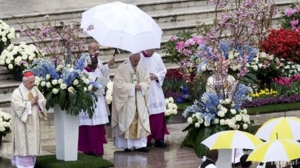 Пасхальную мессу в Ватикане служат под проливным дождем