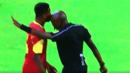 Судья боднул футболиста во время матча (Видео)