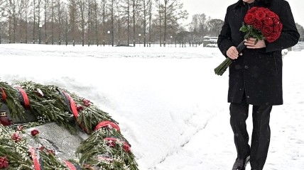 Путін на цвинтарі у Санкт-Петербурзі