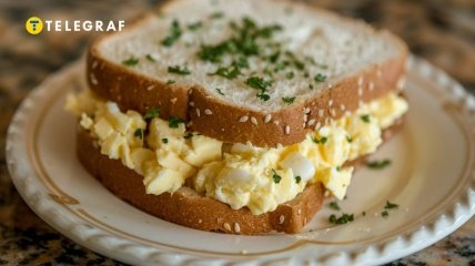 Аппетитный бутерброд с яичным салатом на хрустящем хлебе - идеальный завтрак (фото создано с помощью ИИ)