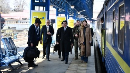 Премьер-министр Японии Фумио Кисида на вокзале в Киеве