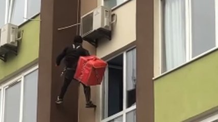 Курьера засекли на необычной доставке в Киеве (видео)