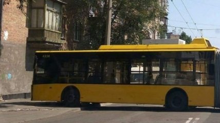 В Киеве троллейбус на скорости влетел в стену жилого дома  