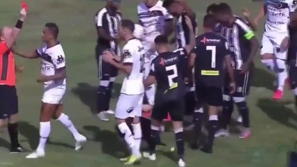 В Бразилии футболист получил удаление на 10-й секунде матча за прыжок в соперника (видео)