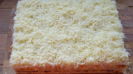 Закусочний торт з вафельних коржів з куркою та грибами