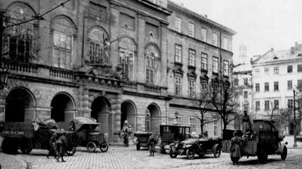 Площадь Рынок и львовская Ратуша в первые ноябрьские дни 1918 года