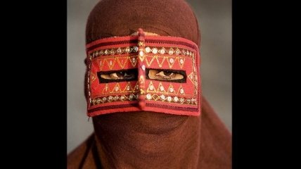 Восточная сказка: иранские красавицы в традиционных масках (Фото)