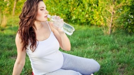 Вода в бутылке: что выбрать будущей маме