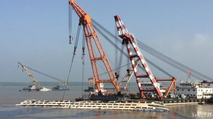 В Китае подняли из воды затонувшее круизное судно