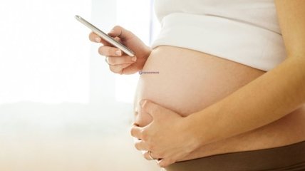 Ученые назвали последствия использования смартфона беременными