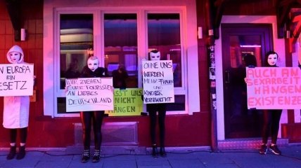 "Самая старая профессия нуждается в вашей помощи": немецкие секс-работники требовали открытия борделей