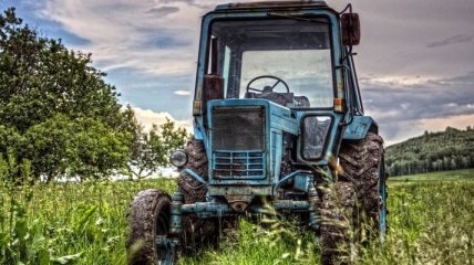В Донецкой области тракторист подорвался на мине