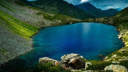 Потрясающие снимки озера Семицветного на Кавказе (Фото)