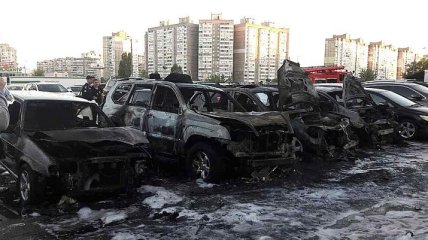В Киеве загорелась частная стоянка, повреждены несколько авто