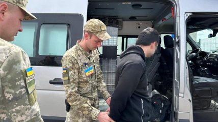 Польша вернула Украине двух уклонистов: им вручили повестки