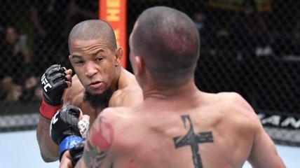 Боец UFC встречным ударом нокаутировал соперника (видео)