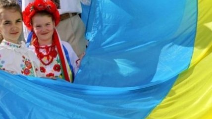 В центре Львова жители образовали "живую" карту Украины