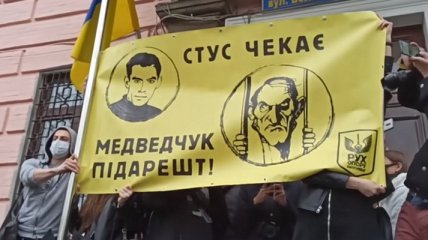 Под Печерским судом, где слушают дело Медведчука, произошла потасовка (видео)
