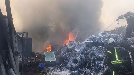 В Харькове горели склады со старыми шинами: появилось видео