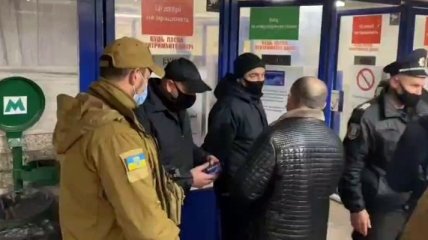 Фальшивые спецпропуска изымают пачками: что происходит в киевском метро во второй день локдауна (видео)