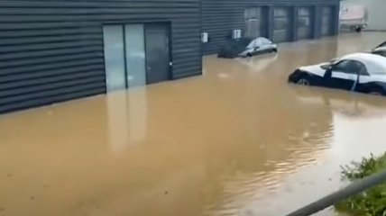 У Німеччині злива затопила автосалон з новими Porsche (відео)