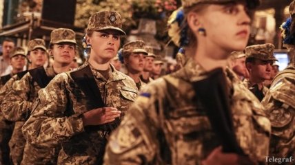 Украинцы просят Президента Украины обязать женщин проходить военную службу