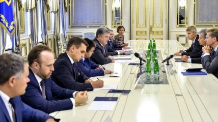 Порошенко обсудил с замглавы МВФ предоставление транша Украине