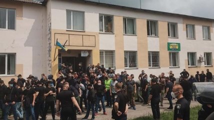 Встреча с нардепом "СН" в Ровненской области закончилась дракой между "Нацкорпусом" и сторонниками Кивы