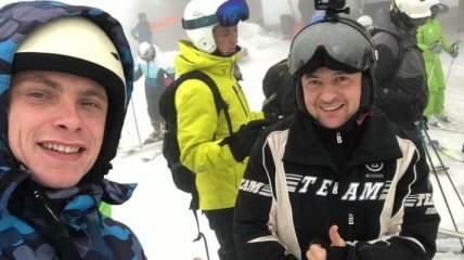 Лыжи и селфи ближе людской боли: Зеленского упрекнули в "удачном" выборе времени отпуска