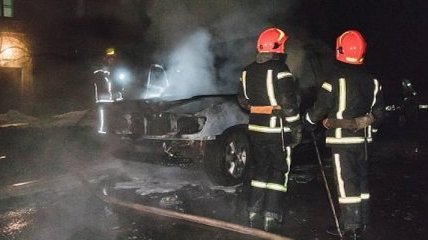 Спасатели обнаружили двух погибших при пожаре на теплотрассе в Киеве