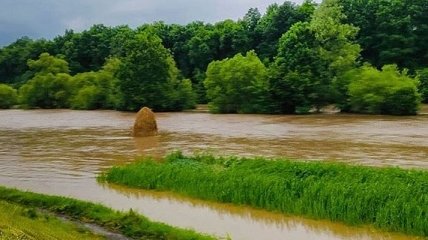 Масштабные паводки: на Прикарпатье и Буковине затоплены девять районов