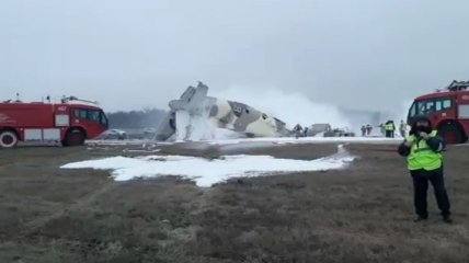 В аэропорту Алма-Аты упал военный самолет, есть погибшие (видео)